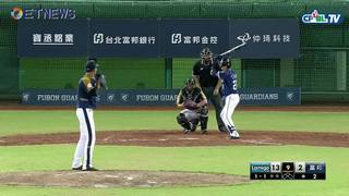 09/02 Lamigo vs 富邦 九局下，富邦攻勢再起，李宗賢擊出中外野方向安打，攻佔二壘得點圈