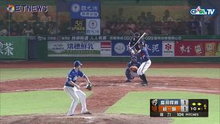 09/10 富邦 vs 統一 六局下，黃恩賜擊出三壘滾地球，李宗賢選擇傳本壘抓跑者