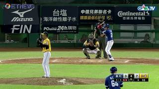 09/12 富邦 vs 兄弟 八局上，投手暴投加上李宗賢的安打，富邦再下一城