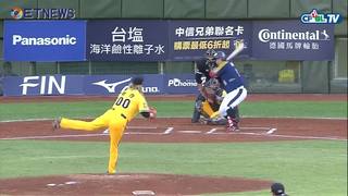 09/16 Lamigo vs 兄弟 一局上，小胖林泓育擊出三壘滾地球，形成一支雙殺打