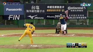 09/17 Lamigo vs 兄弟 三局上，林泓育擊出左外野飛球，形成一支高飛犧牲打，Lamigo先馳得點