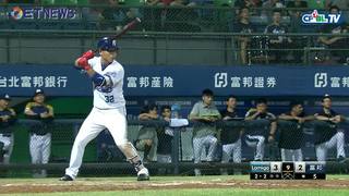 09/19 Lamigo vs 富邦 九局下，郭嚴文美技守備，完成刺殺高孝儀