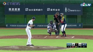 09/21 Lamigo vs 富邦 一局上，羅力遭林泓育的球擊中