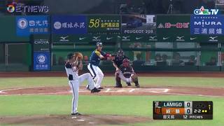 09/22 Lamigo vs 統一 一局上，王柏融擊出滾地安打後，靠著林泓育的二壘安打，回壘得分