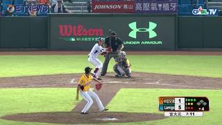 09/27 兄弟 vs Lamigo 四局下，王柏融擊出二壘安打，林泓育再補上一支安打送回王柏融，Lamigo再添一分