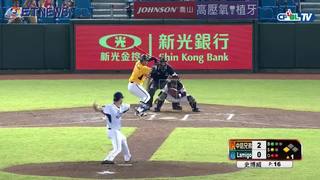 09/28 兄弟 vs Lamigo 一局上，陳子豪擊出一壘安打，帶有一分打點