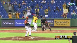 09/29 統一 vs 兄弟 七局下，陳子豪擊出游擊方向穿越安打，送回三壘跑者，比數再擴大為5:7