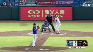  09/29 富邦 vs Lamigo 七局下，林泓育中外野帶有一分打點安打，Lamigo四分領先