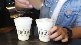 台北士林爆紅咖啡店！藍儂說的超誘人黑糖拿鐵　有厚厚黑糖粉