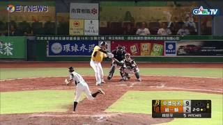 10/20 統一 vs 兄弟 八局上，王威晨擊出左外野飛球，形成ㄧ支二壘安打
