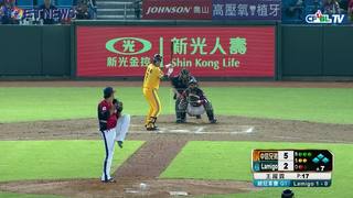10/28 總冠軍賽G1 兄弟 vs Lamigo 七局上，張志豪擊出左外野方向高飛犧牲打，帶有一分打點