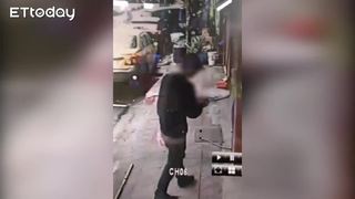 不長眼！屁孩街頭隨機塗鴉　「罷免黃國昌」宣傳車也遭殃