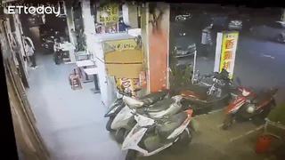 並排違停「買鹽酥雞」　衰遭小黃撞斷腿加賠整片車門