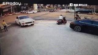 台中人就是霸氣！保時捷車主駕駛全新Cayenne衝撞展間抗議