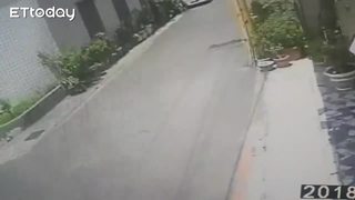 嫌犯騎車前往前妻娘家畫面