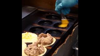 超犯規！會牽絲的「鹹酥雞車輪餅」　中原夜市人氣美食