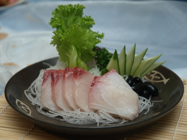 海鱺生魚片，口感鮮甜，彈性十足。