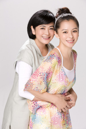 徐若瑄（右）和媽媽合體拍攝廣告。(圖／銀魚提供)