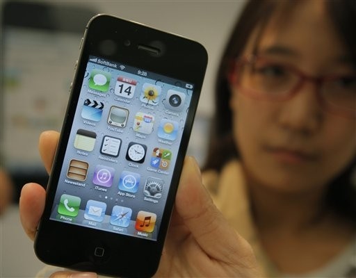 東京蘋果迷買到iPhone 4S。(圖／達志影像／美聯社)