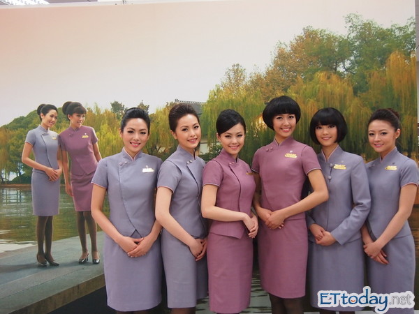 華航2012年月／桌曆選出新的空／地勤美女擔綱。