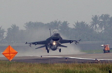 空軍14日於屏東基地進行「佳冬戰備跑道」起降預演，圖為F-16戰機落地情形。(圖／軍聞社)