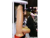 上海成人展驚現巨大「丁丁」， 洋妹看了好害羞，東方小妞則是親親擁抱大方留影。（圖／攝佳友 / 東方IC）