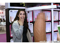 上海成人展驚現巨大「丁丁」， 洋妹看了好害羞，東方小妞則是親親擁抱大方留影。（圖／攝佳友 / 東方IC）