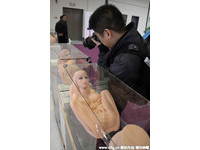 上海成人展模特舞台上推銷兩性情趣用品。（圖／YY／東方IC）