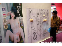 上海成人展模特舞台上推銷兩性情趣用品。（圖／YY／東方IC）