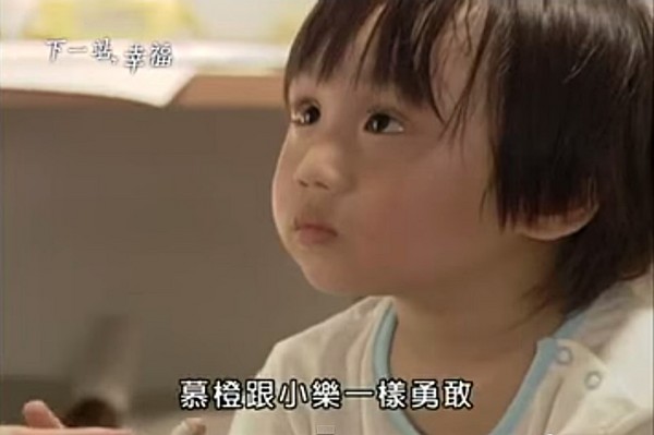 小小彬因为遗传同是童星出生的爸爸小彬彬可爱童颜受到瞩目,2009年因