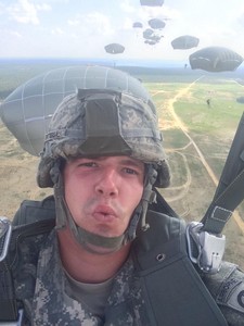 美國大兵帶「鬥魚」跳傘　罰延長服役12天掃廁所