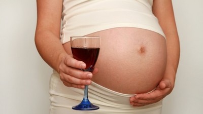 專家警告喝酒會「影響胎兒顏值」　網友卻高興：孩子有救了