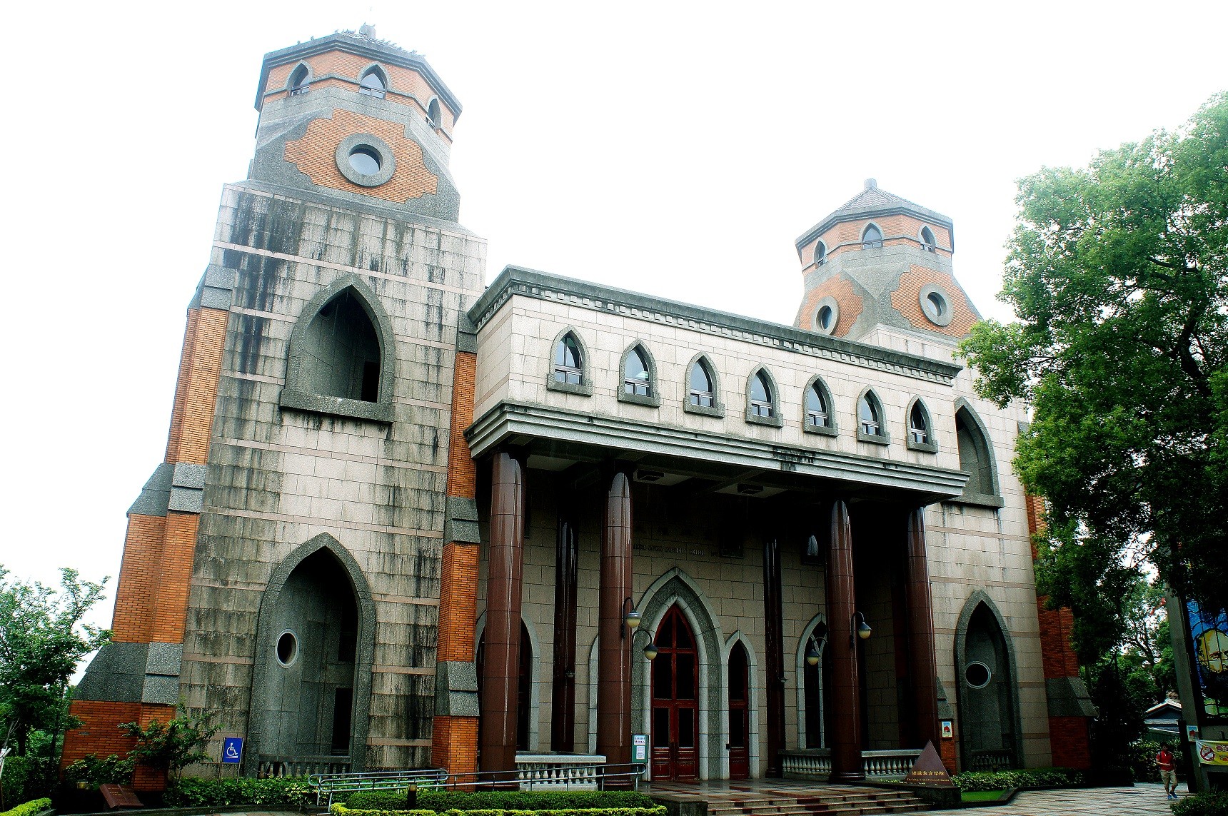 逛膩淡水老街嗎，來趟歷史建築之旅吧。（圖／實習記者林緯平攝）