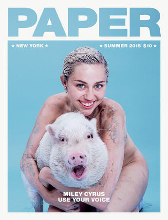 ▼麥莉全裸抱著寵物豬「Bubba Sue」登上雜誌封面。（圖／《Paper Magazine》）