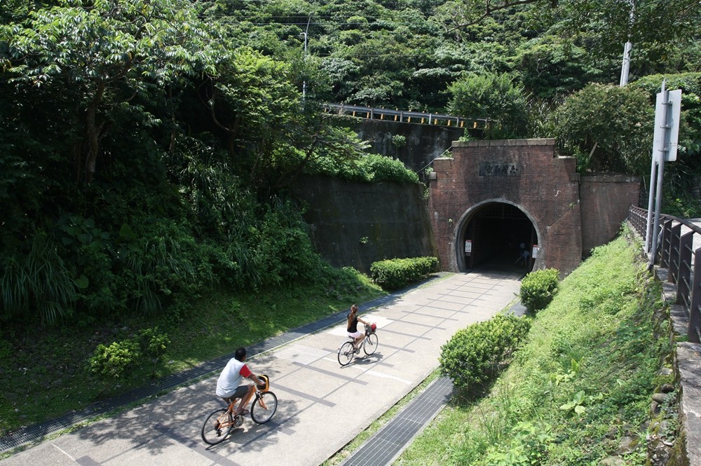 舊草嶺隧道自行車道。（圖／記者陳睿中攝）