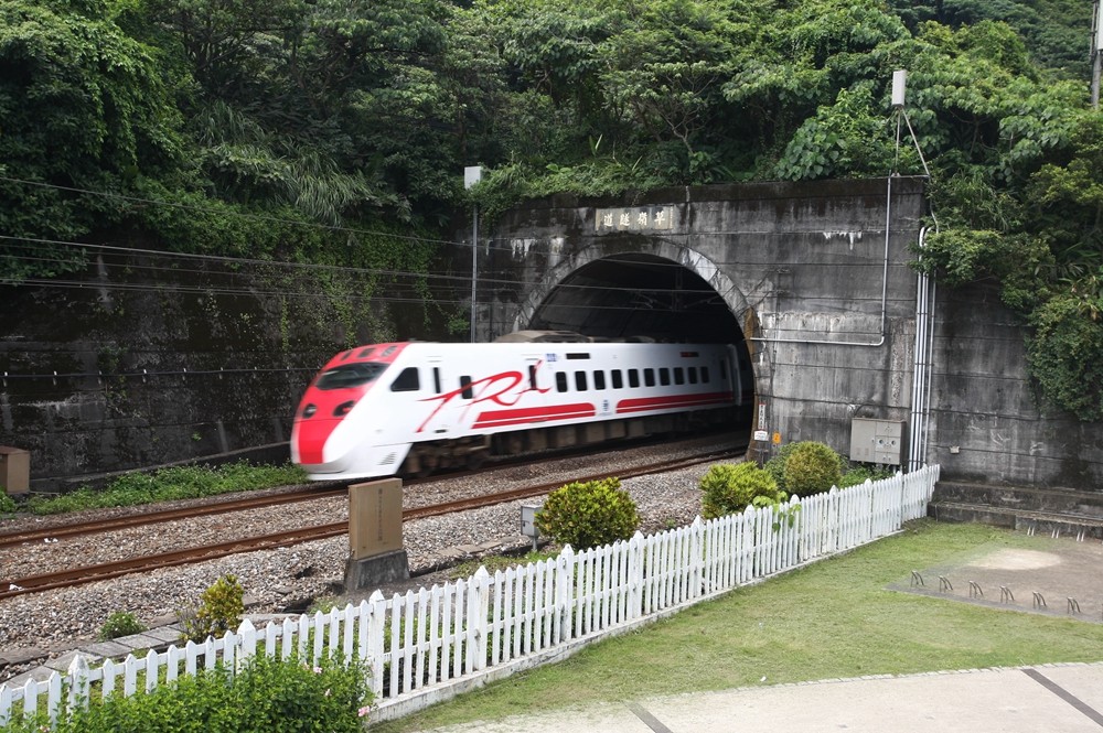 舊草嶺隧道自行車道。（圖／記者陳睿中攝）