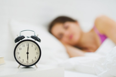 鬧鐘響了按「貪睡」是犧牲睡眠品質　醫曝哈佛最新研究