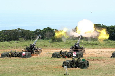 陸軍第六軍團5日實施重砲保養射擊訓練，火砲先後實施砲身運動與水上目標射擊。(圖／軍聞社)