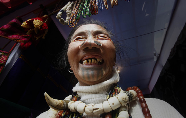 ▲印度阿帕塔尼部落裡的女人們在鼻子上插東西，讓自己變醜。（圖／美聯社）