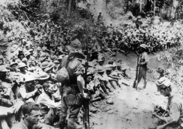 日本民間企業在二戰期間曾逼迫美國戰俘在惡劣的環境下勞動。圖為被日軍俘虜的美軍士兵，他們即將進行史上有名的「巴丹島死亡行軍」。(圖／達志影像／美聯社)