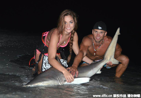 ▲人美心美的Marisa Butler，將捕獲到的高鰭真鯊植入標記。（圖／東方IC）
