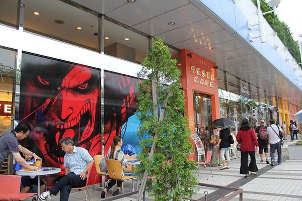 「進撃の巨人」の装飾が施されたFESTA CAFE。