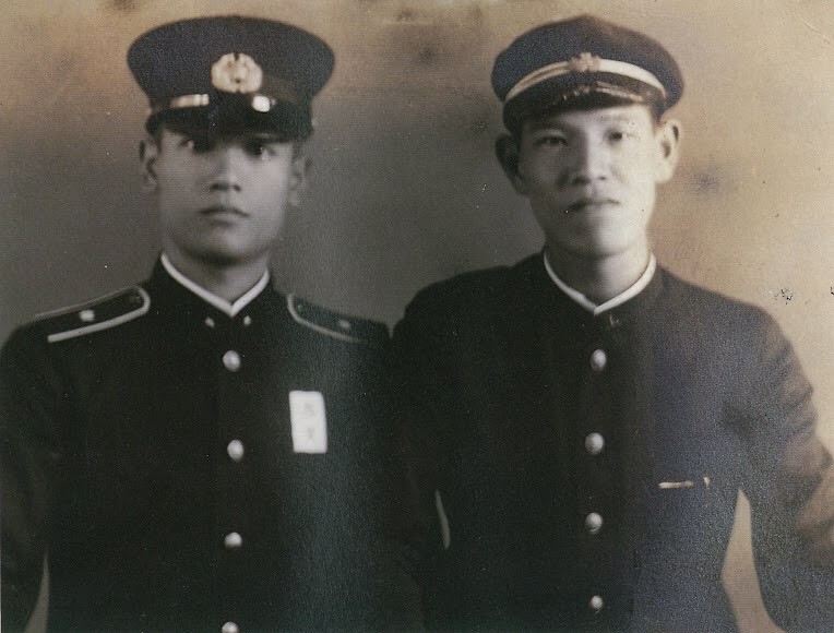 1943年，李登輝與胞兄李登欽(左)合照。（圖／日本李登輝之友會提供）