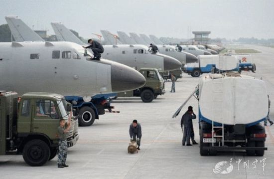 中國空軍轟-6K停滿停機坪，看不到盡頭。（圖／翻攝自《中國空軍》）