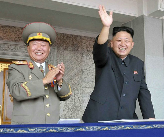 有「二號人物」之稱的朝鮮人民軍總政治局長黃炳誓（左）與金正恩關係匪淺。（圖／翻攝自網路）