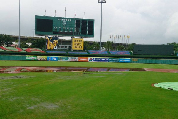▲台中洲際棒球場因雨延賽。（圖／中職提供）