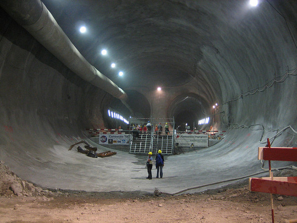 世界最长的铁路隧道图片