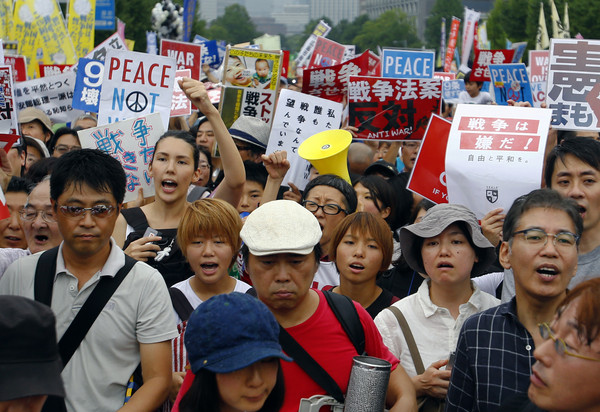 12萬人包圍日本國會「反安保法」　全國100萬人同時上街（圖／達志影像／美聯社）