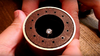 向攝影師女友求婚，他DIY獨一無二「光圈戒指盒」