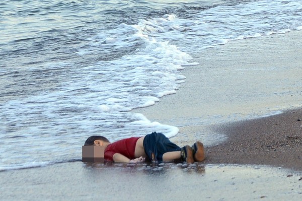 大浪一直打在他身上…　難民童Aylan Kurdi「臉埋沙中」伏屍海灘。（圖／達志影像／美聯社）